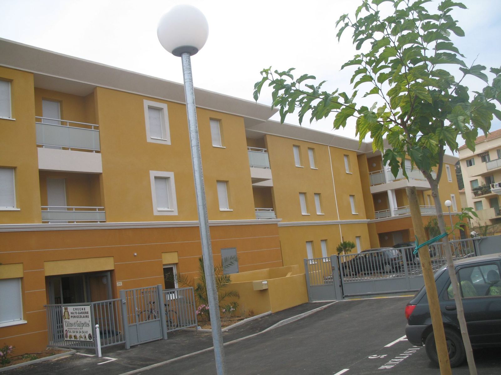 Vue d'ensemble de la résidence Le Vert Logis depuis la voie interne